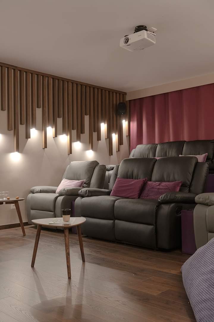 Pièce d’une maison transformée en luxueuse Salle de Cinema